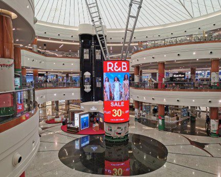 High-impact indoor digital signage display for retail marketing campaigns in premium shopping malls across the UAE